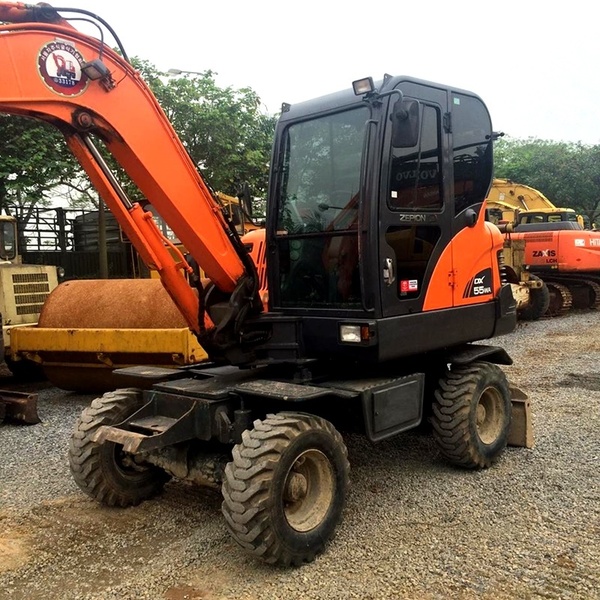 Kính Mặt Trước Dưới Chân Máy Xúc Đào Doosan 55 DX55