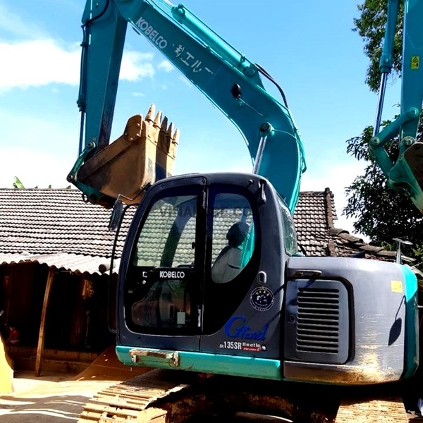 Kính Hông Sườn Trái Máy Xúc Đào Kobelco SK60 SK115 SK135 SR